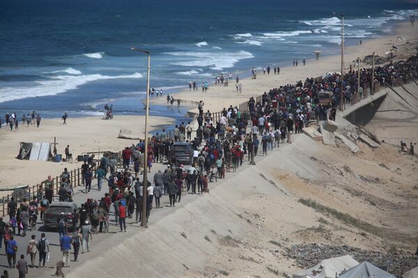 İsrail ordusu, Mısır&#x27;da varılan anlaşma sonrası Gazze Şeridi&#x27;nde ateşkesin yerel saatle 12.00&#x27;de devreye girdiğini bildirdi. Gazze Şeridi&#x27;nin kuzeyi ile güneyini bağlayan Reşit Caddesi üzerinde bekleyen binlerce Filistinli, 10 Ekim&#x27;de saldırıların durmasıyla birlikte evlerine dönmek için kuzeye doğru hareket etti. - Sputnik Türkiye