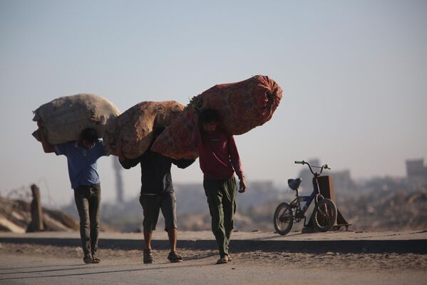  Bazı Filistinliler ise yanlarına alabildikleri eşyalarla yaya olarak yola çıktı. - Sputnik Türkiye