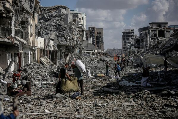 Gazze kentinin kuzeybatısındaki Nasr bölgesi ile kuzeydoğudaki Şeyh Rıdvan Mahallesi’nde binlerce evin tamamen ya da kısmen yıkıldığı, bazı mahallelerin ise buldozerlerle yerle bir edildiği belirtiliyor. - Sputnik Türkiye