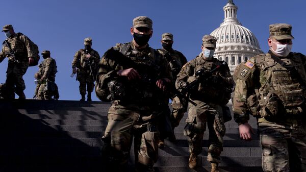 Members of the National Guard walk past the dome of the Capitol Building on Capitol Hill in Washington, Thursday, Jan. 14, 2021 - Sputnik Türkiye