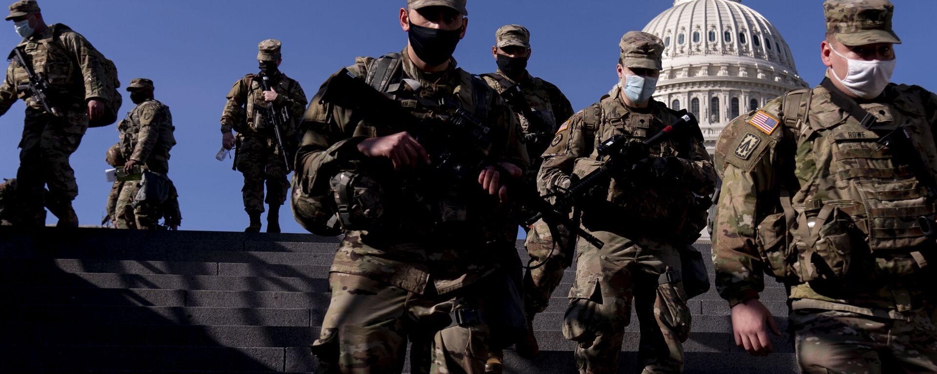 Members of the National Guard walk past the dome of the Capitol Building on Capitol Hill in Washington, Thursday, Jan. 14, 2021 - Sputnik Türkiye, 1920, 12.10.2025