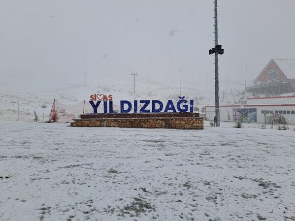 Sivas&#x27;ta Yıldız Dağı Kış Sporları ve Turizm Merkezi&#x27;ne mevsimin ilk karı yağdı.  - Sputnik Türkiye