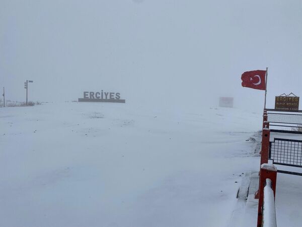 İç Anadolu&#x27;nun en yüksek dağı Erciyes&#x27;te kar yağışı etkili oluyor.  - Sputnik Türkiye