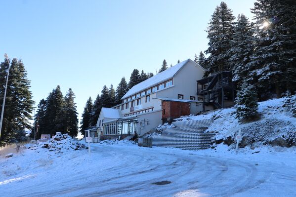 Kış turizminin önemli merkezlerinden Uludağ&#x27;da gece saatlerinde başlayan kar, çok sayıda işletmenin yer aldığı Oteller Bölgesi&#x27;ni beyaza bürüdü. Yağış nedeniyle kayak pistlerinde ince kar tabakası oluştu. - Sputnik Türkiye