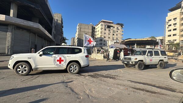 Hamas Gazze'deki İsrailli rehineleri Kızılhaç heyetine teslim etmeye başladı - Sputnik Türkiye