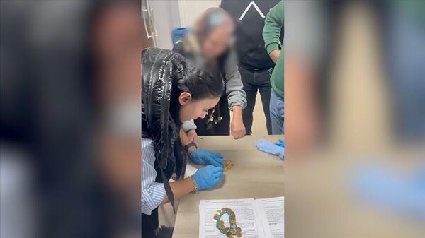 Dilencilik yapan kadının üzerinden 67 çeyrek altın çıktı - Sputnik Türkiye