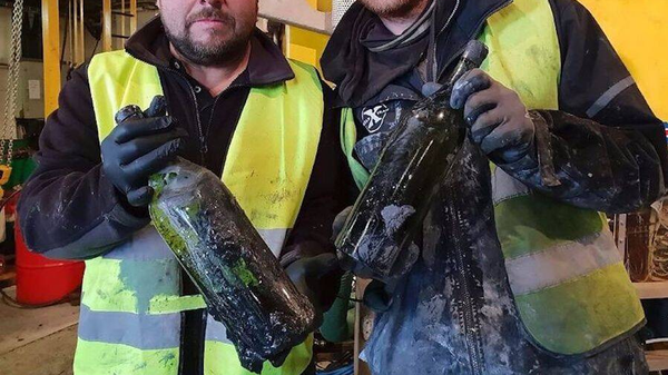 100 yıllık hazine: Dalgıçlar 1. Dünya Savaşı gemi enkazından, hala içilir durumda olduğu düşünülen 900 şişe içki çıkardı - Sputnik Türkiye