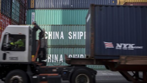 In this Thursday, July, 5, 2018 photo, a jockey truck passes a stack of 40-foot China Shipping containers at the Port of Savannah in Savannah, Ga.  - Sputnik Türkiye
