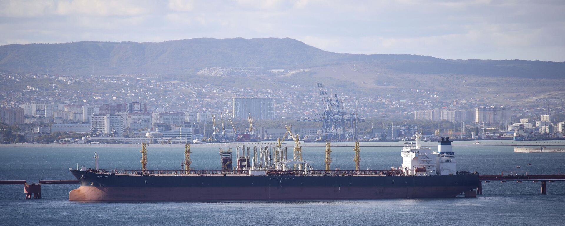 An oil tanker is moored at the Sheskharis complex, part of Chernomortransneft JSC, a subsidiary of Transneft PJSC, in Novorossiysk, Russia, on Oct. 11, 2022.  - Sputnik Türkiye, 1920, 30.03.2026