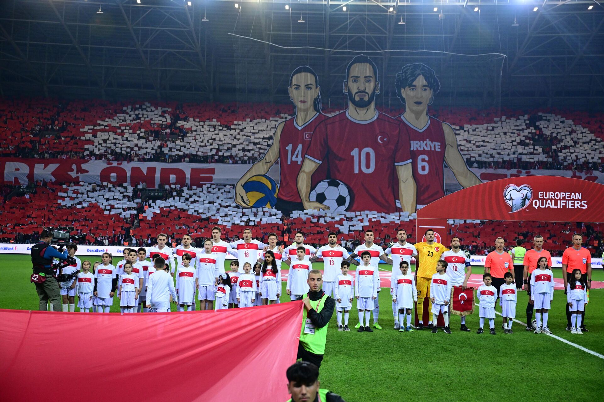 Türkiye ile Gürcistan maçında kaptanların yer aldığı koreografi tribünlere yansıdı - Sputnik Türkiye, 1920, 14.10.2025