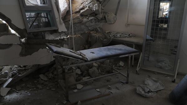 İsrail saldırılarında evleri yıkılan Filistinliler, Han Yunus'taki bir mezarlıkta kurdukları çadırda barınıyor - Sputnik Türkiye