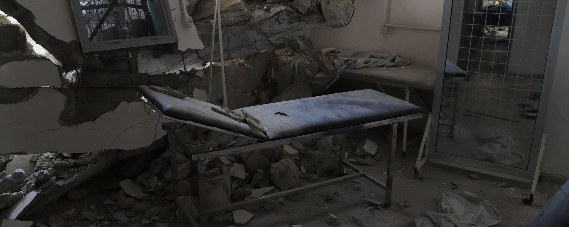 İsrail saldırılarında evleri yıkılan Filistinliler, Han Yunus'taki bir mezarlıkta kurdukları çadırda barınıyor - Sputnik Türkiye, 1920, 28.10.2025