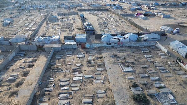 UNRWA açıklamasında, bölgede kalacak yeri olmayan 1,3 milyon Filistinli için yeterli barınma malzemesi ve tüm bölgeyi 3 ay beslemeye yetecek gıda stoğunun bulunduğu vurgulandı. Ancak Tel Aviv yönetimi, ateşkese rağmen yardım girişlerini engellemeye devam ediyor. - Sputnik Türkiye