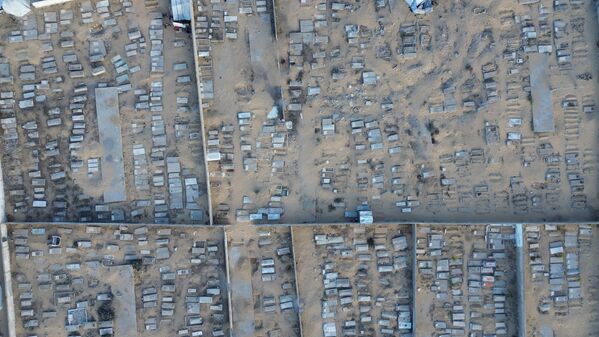 Varılan anlaşmaya göre İsrail’in Gazze’ye her gün 600 insani yardım tırının girişine izin vermesi gerekiyordu.  - Sputnik Türkiye