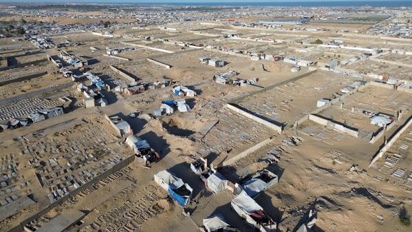 Ancak Gazze hükümetinin Basın Ofisi Müdürü İsmail es-Sevabite, ateşkesten bu yana bölgeye sadece 173 yardım tırının girdiğini belirtti. Bu rakamın, bölgedeki asgari ihtiyaçları dahi karşılamaktan uzak olduğu belirtiliyor. - Sputnik Türkiye