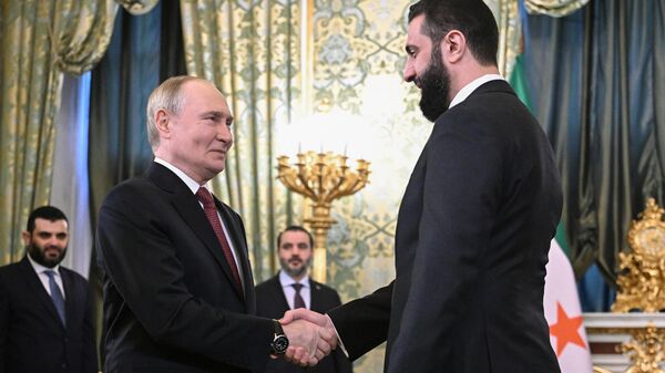 Rusya Devlet Başkanı Putin ve Suriye Cumhurbaşkanı Şara Kremlin'de bir araya geldi - Sputnik Türkiye