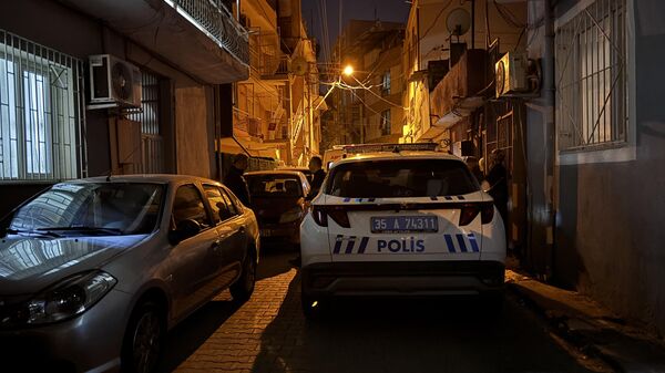 İzmir'in Bornova ilçesinde eşini tabancayla öldüren ve polisi arayarak ihbarda bulunan şüpheli gözaltına alındı - Sputnik Türkiye