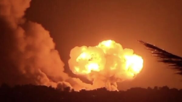 İsrail savaş uçaklarının bazı saldırılarda taş ocakları ve çimento fabrikalarını vurduğu, bölgedeki altyapının ciddi şekilde zarar gördüğü bildirildi. Lübnan Sağlık Bakanlığı, saldırılarda 11 kişinin yaralandığını açıkladı. - Sputnik Türkiye