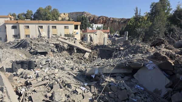 Bunun yanı sıra İsrail’e ait insansız hava araçları (İHA), Fevka, Blida ve Deyr Antar beldeleriyle Bekaa’daki Şemstar çevresinde de saldırılar gerçekleştirdi.Bazı saldırıların, halkın zeytin hasadıyla uğraştığı sırada yapıldığı ve bölgede büyük çukurlar oluştuğu aktarıldı. - Sputnik Türkiye