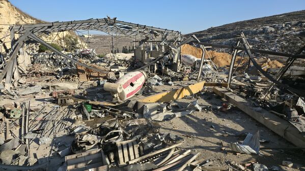 İsrail, Ekim 2023’te Lübnan’a yönelik saldırı başlatmış, Eylül 2024’te bu çatışma geniş çaplı bir savaşa dönüşmüştü.O dönemden bu yana 4 binden fazla kişi hayatını kaybetti, 17 binden fazla kişi yaralandı. Kasım 2024’te Hizbullah ile İsrail arasında sağlanan ateşkese rağmen, İsrail’in anlaşmayı 4 bin 500’den fazla kez ihlal ettiği bildirildi. - Sputnik Türkiye