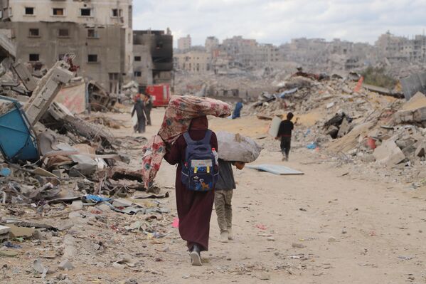 Bölgeye dönen yerinden edilmiş Filistinliler, büyük yıkımla karşılaştı.  - Sputnik Türkiye