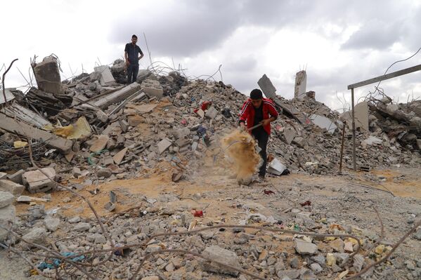Gazze İnsan Hakları Merkezi&#x27;nden yapılan açıklamada, Gazze Şeridi&#x27;nde ateşkes anlaşmasının başlamasından bu yana İsrail&#x27;in 129 saldırı ve ateş açma olayının belgelendiği, bu olaylarda 34 Filistinlinin yaşamını yitirdiği, 122 kişinin de yaralandığı kaydedildi. - Sputnik Türkiye