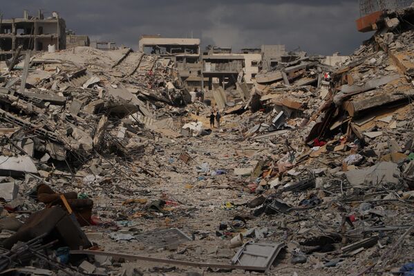 İsrail saldırıları sonucu neredeyse hiç sağlam bina kalmadı, evler yıkıldı, sokaklar enkazla doldu.  - Sputnik Türkiye