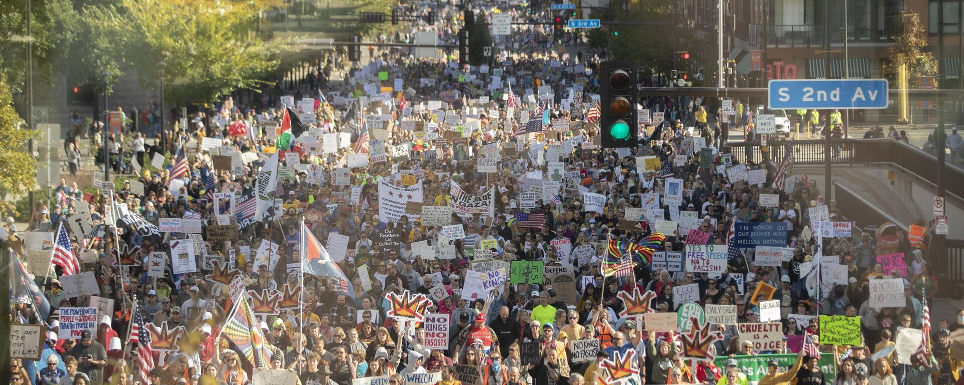 ABD'de 'Krallara Hayır' protestolarına milyonlar katıldı - Sputnik Türkiye, 1920, 19.10.2025
