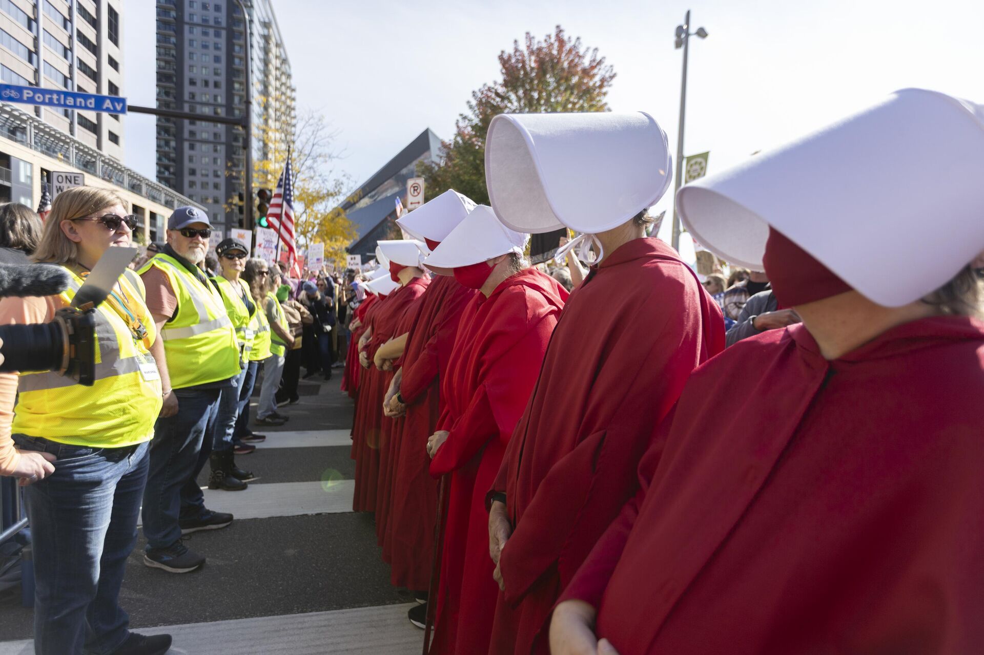 Bazı protestocular 'The Handmaid's Tale' dizisinin kostümlerini giydi - Sputnik Türkiye, 1920, 19.10.2025