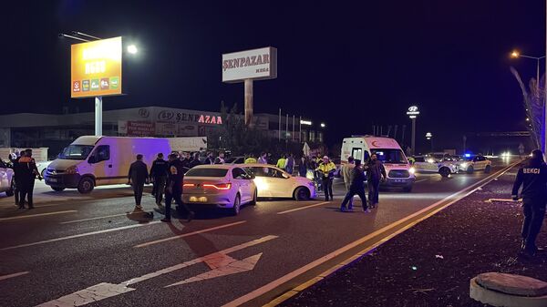 Balıkesir'in Edremit ilçesinde gasbettiği araçla kaçmaya çalıştığı sırada 2 kişiyi öldürüp 2'si polis 7 kişiyi yaralayan şüpheli, çıkan çatışmada hayatını kaybetti - Sputnik Türkiye