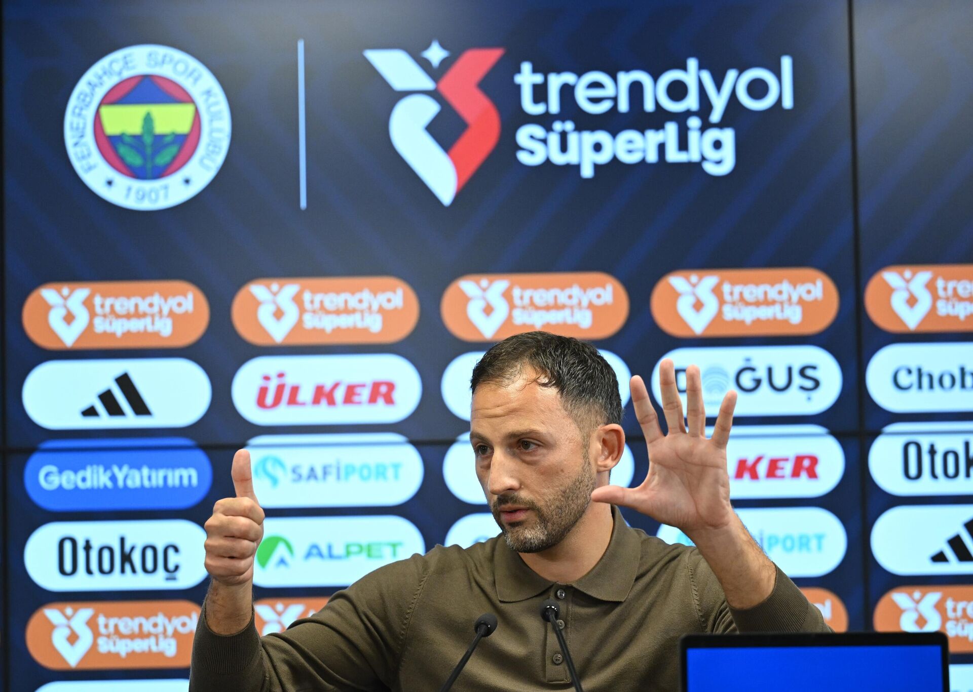 Tedesco: Takımın geri çekilmesini sevmiyorum ama gücünüz kalmadığında bu oluyor - Sputnik Türkiye, 1920, 20.10.2025