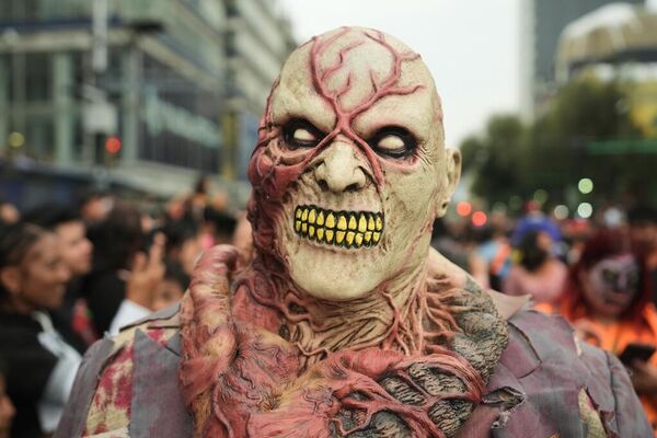 Yürüyüşte, zombi kostümü giyen bir adam. Her yıl düzenlenen yürüyüş, Cadılar Bayramı ve Dia de los Muertos (Ölüler Günü) dönemine denk geliyor. Bu dönemde Meksika’da kültürel olarak oldukça yoğun kutlamalar gerçekleşiyor. - Sputnik Türkiye