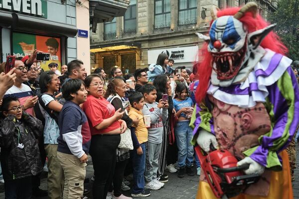 Yardım toplama unsuru da var: Katılımcılar yardım amaçlı yemek getiriyor, etkinliğin eğlenceyle beraber toplumsal katkı unsuru da mevcut olması, etkinliği ‘sadece parti’ olmaktan çıkarıyor ve bir sosyal sorumluluk teması da kazandırıyor. - Sputnik Türkiye
