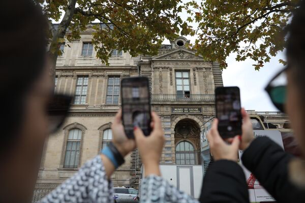 Fransa’nın başkenti Paris’te, hırsızların müzeden paha biçilemez değerde sekiz kraliyet mücevherini 19 Ekim&#x27;de çalmasından sonra Louvre Müzesi önünde yoğun bir gün yaşandı. - Sputnik Türkiye