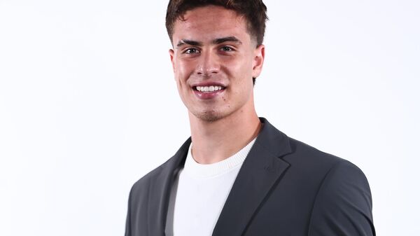 Milli futbolcu Kenan Yıldız'ın, kendisine önceden gönderilen ödülü ile çekildiği fotoğraflar paylaşıldı - Sputnik Türkiye