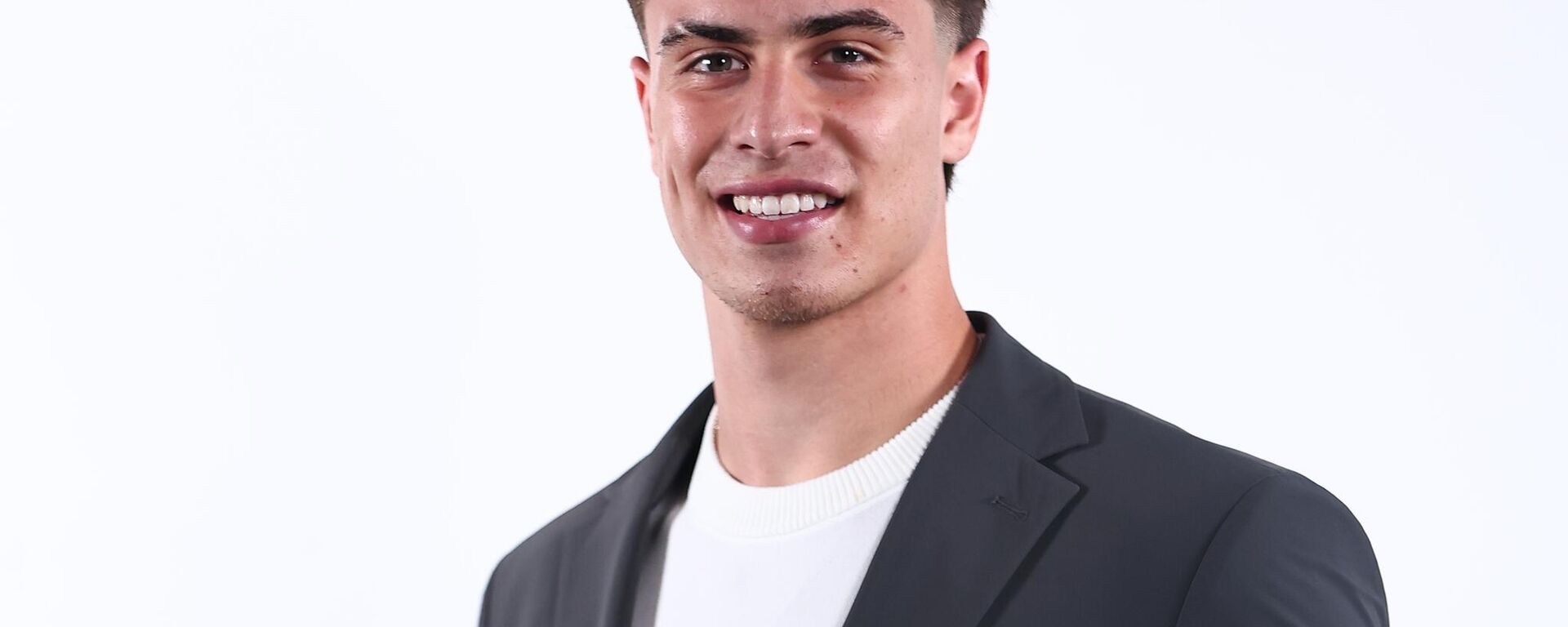 Milli futbolcu Kenan Yıldız'ın, kendisine önceden gönderilen ödülü ile çekildiği fotoğraflar paylaşıldı - Sputnik Türkiye, 1920, 20.10.2025