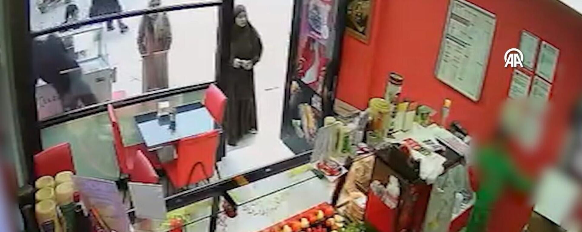 Bursa'da 2 kadın bir çocuğa hırsızlık yaptırdı: Güvenlik kamerası görüntüleri ortaya çıktı - Sputnik Türkiye, 1920, 21.10.2025