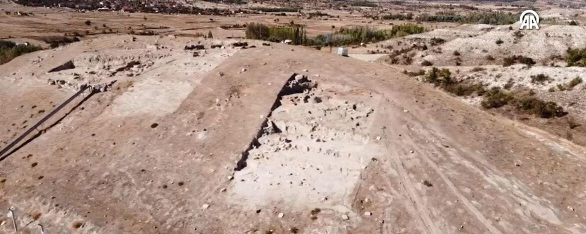 Arkeolojik kazılarda 4 bin 500 yıllık yanmış ev kalıntısı bulundu - Sputnik Türkiye, 1920, 21.10.2025