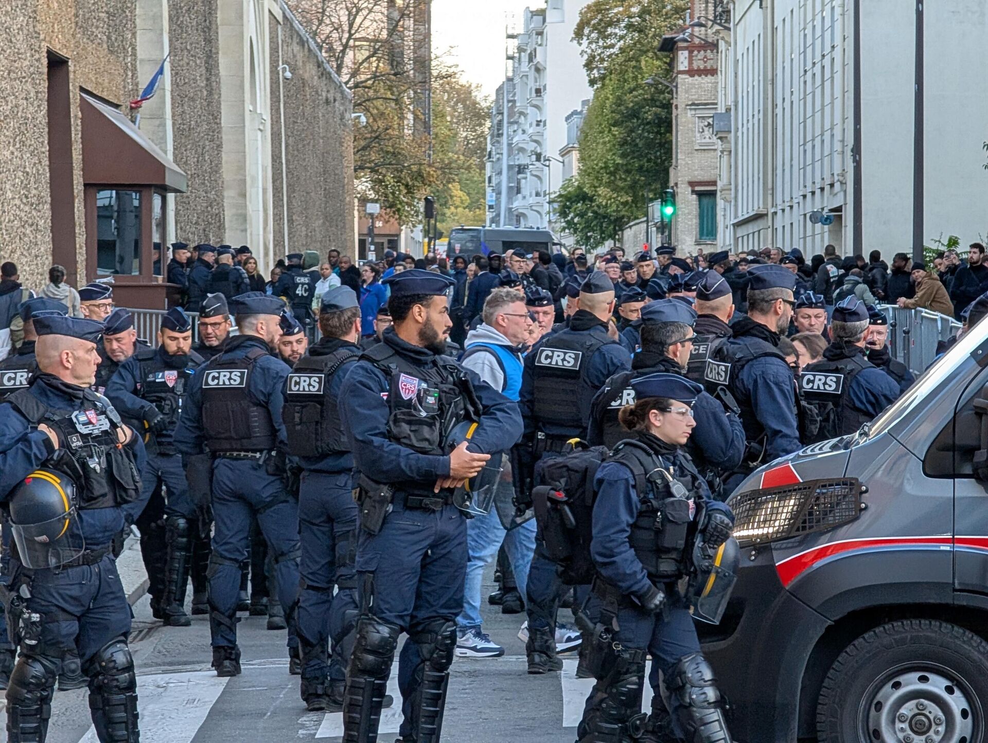 Eski Fransa Cumhurbaşkanı Nicolas Sarkozy hapse girdi - Sputnik Türkiye, 1920, 21.10.2025