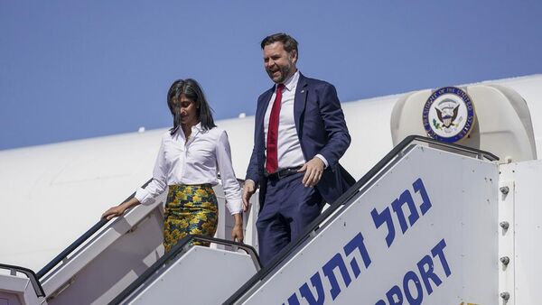 JD Vance ve eşi Usha Vance İsrail Ben Gurion Havaıalanı'na iniş yaptı - Sputnik Türkiye
