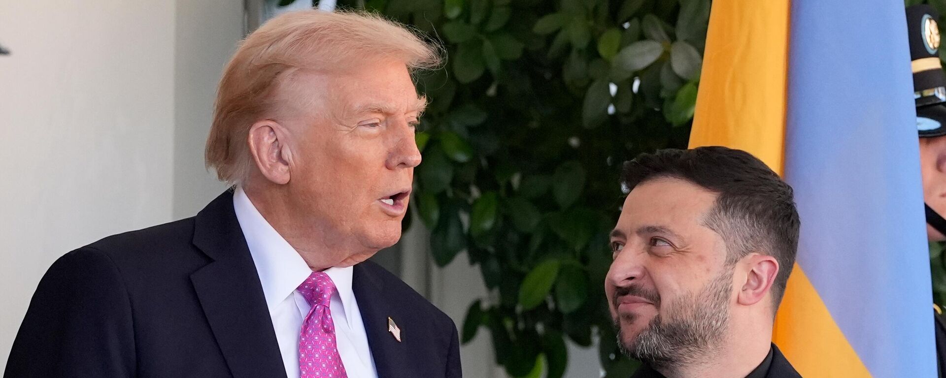 O presidente dos Estados Unidos, Donald Trump, recebeu o líder ucraniano Vladimir Zelensky na Casa Branca, em Washington, em outubro de 2025 - Sputnik Türkiye, 1920, 21.10.2025