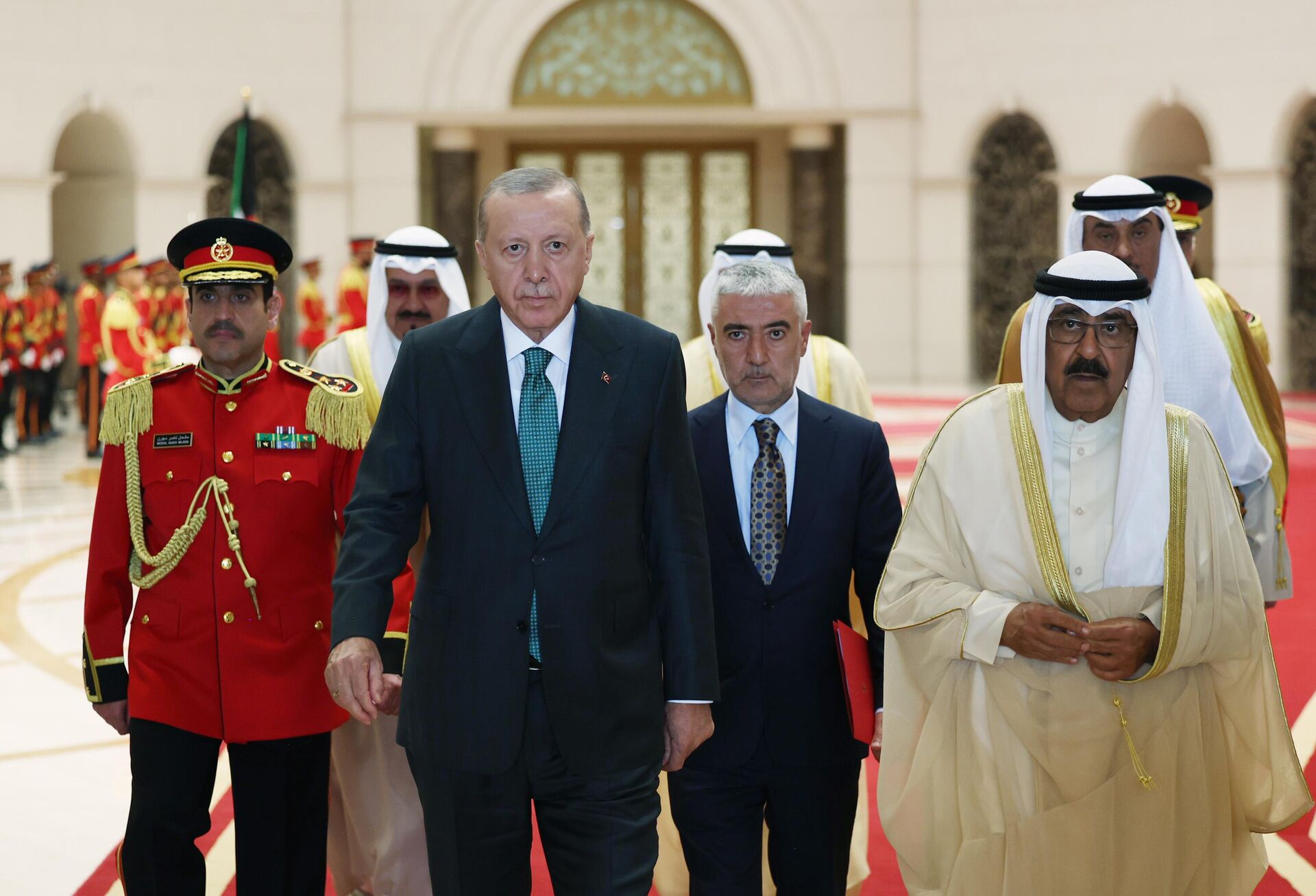 Cumhurbaşkanı Erdoğan, Kuveyt'te törenle karşılandı - Sputnik Türkiye, 1920, 21.10.2025