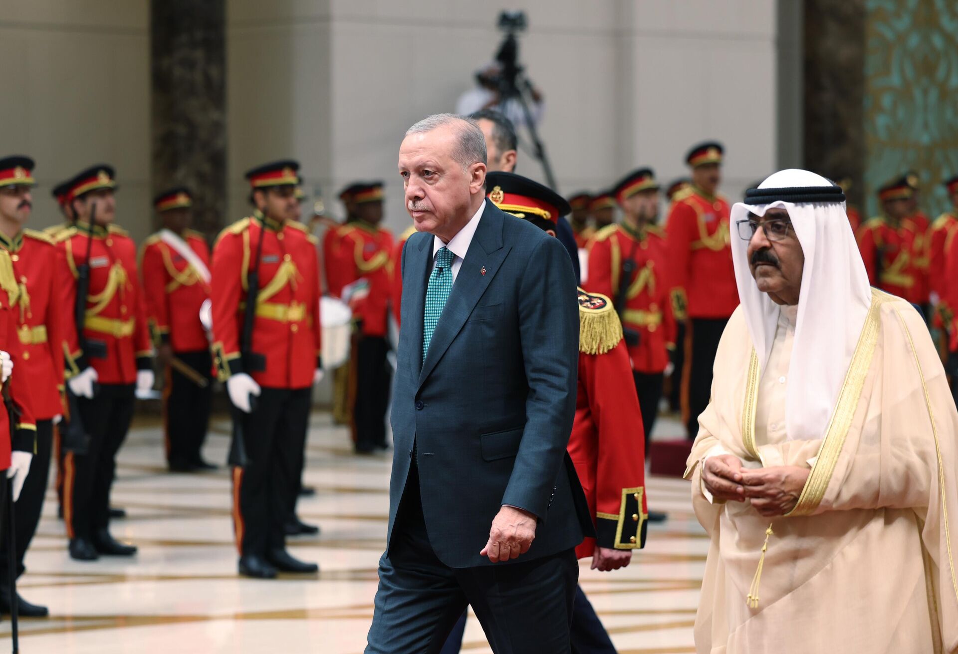 Cumhurbaşkanı Erdoğan, Kuveyt'te törenle karşılandı - Sputnik Türkiye, 1920, 21.10.2025