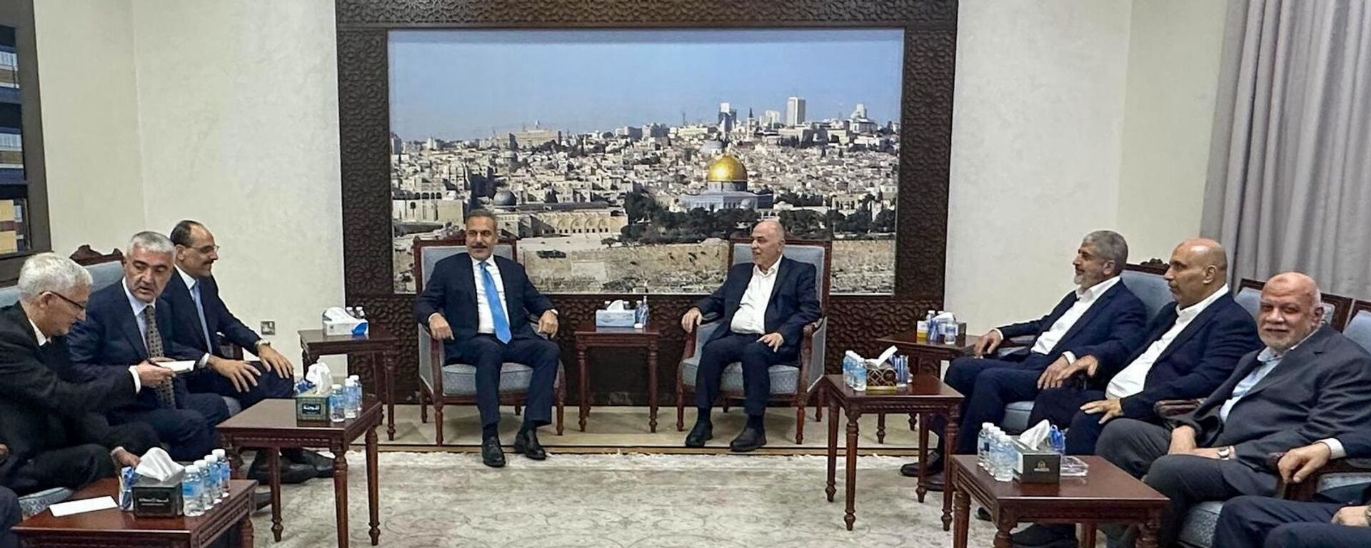 Dışişleri Bakanı Hakan Fidan ve MİT Başkanı İbrahim Kalın, Hamas Şura Meclisi Başkanı Muhammed Derviş İsmail ve Hamas Siyasi Büro üyeleri ile Doha’da görüştü - Sputnik Türkiye, 1920, 21.10.2025