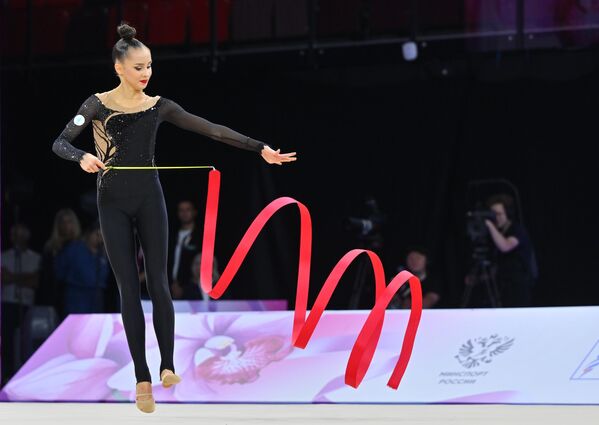 Rus jimnastikçi Mariia Borisova finalde performans sergiledi. Rus jimnastikçi Mariia Borisova finalde performans sergiledi. - Sputnik Türkiye