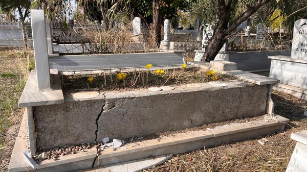 Tekirdağ'ın Hayrabolu ilçesinde kabir mermerlerini çalarak evinin bahçesinde kullandığı öne sürülen şüpheli gözaltına alındı.  - Sputnik Türkiye