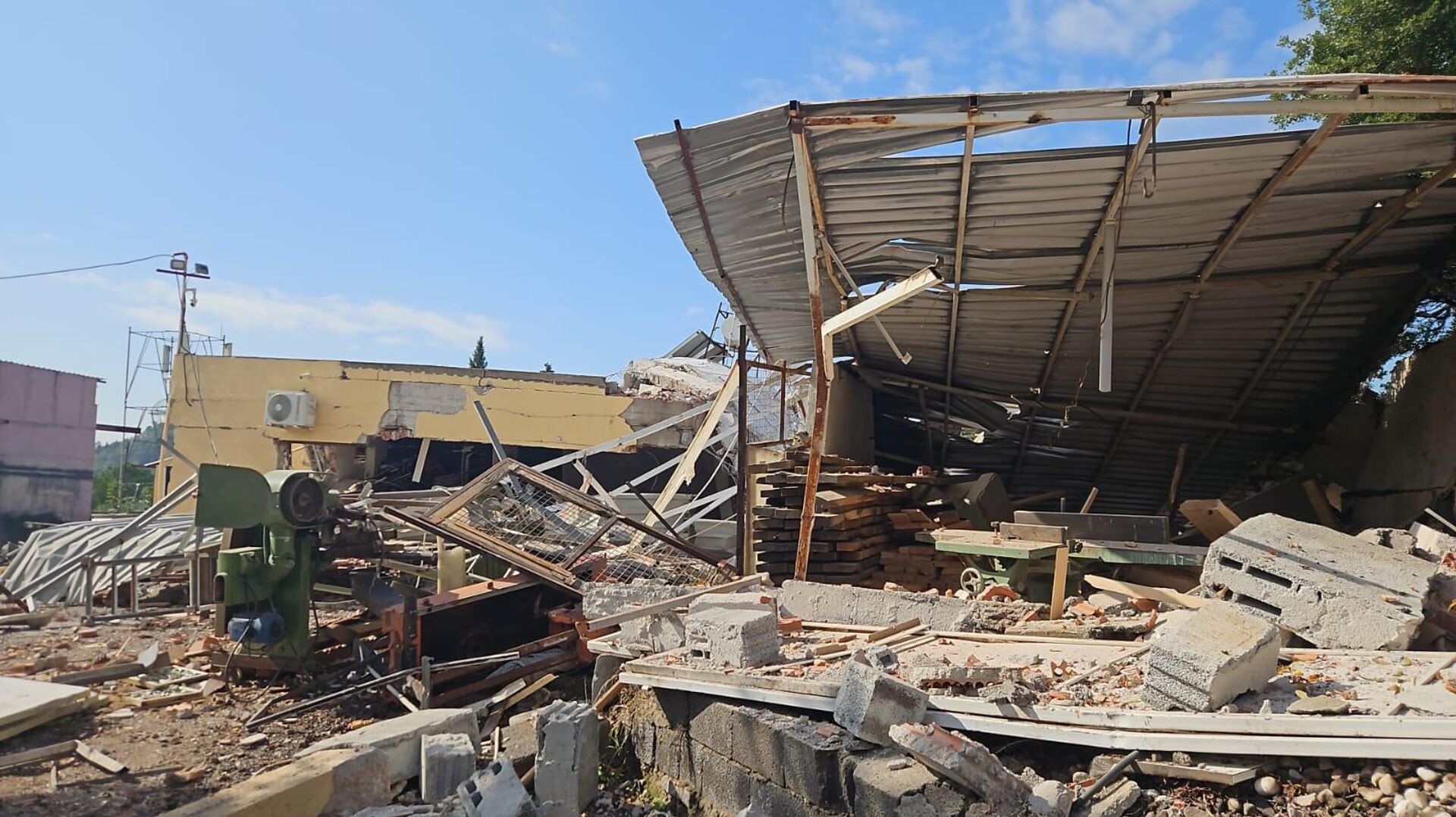 İzmir'in Bayraklı ilçesinde bir evde, henüz belirlenemeyen nedenle yaşanan patlamada 1 kişi yaralandı.  - Sputnik Türkiye, 1920, 22.10.2025