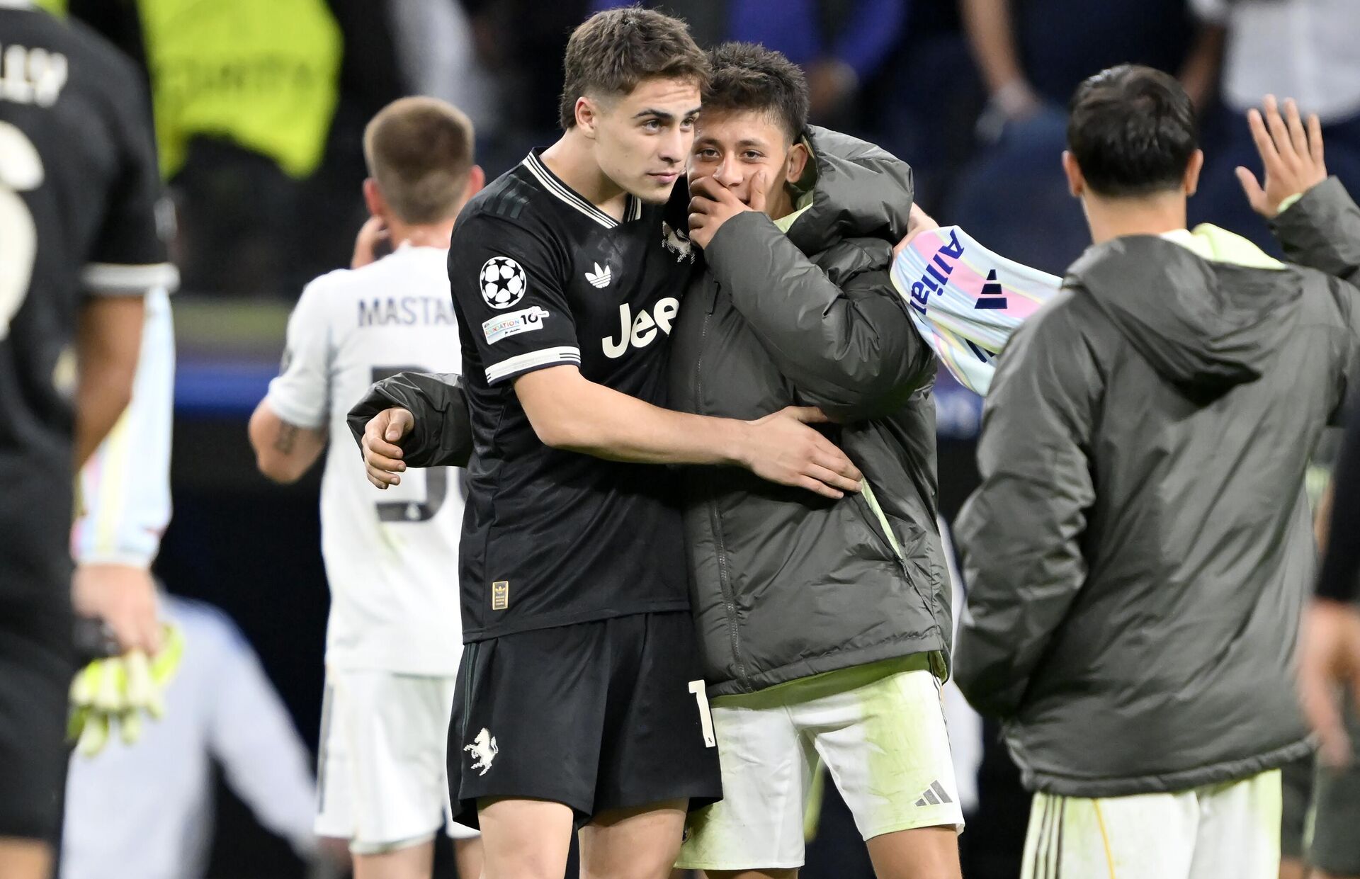  Real Madrid takımının futbolcusu Arda Güler (sağda) ile Juventus takımının futbolcusu Kenan Yıldız birbirlerini tebrik etti - Sputnik Türkiye, 1920, 26.10.2025