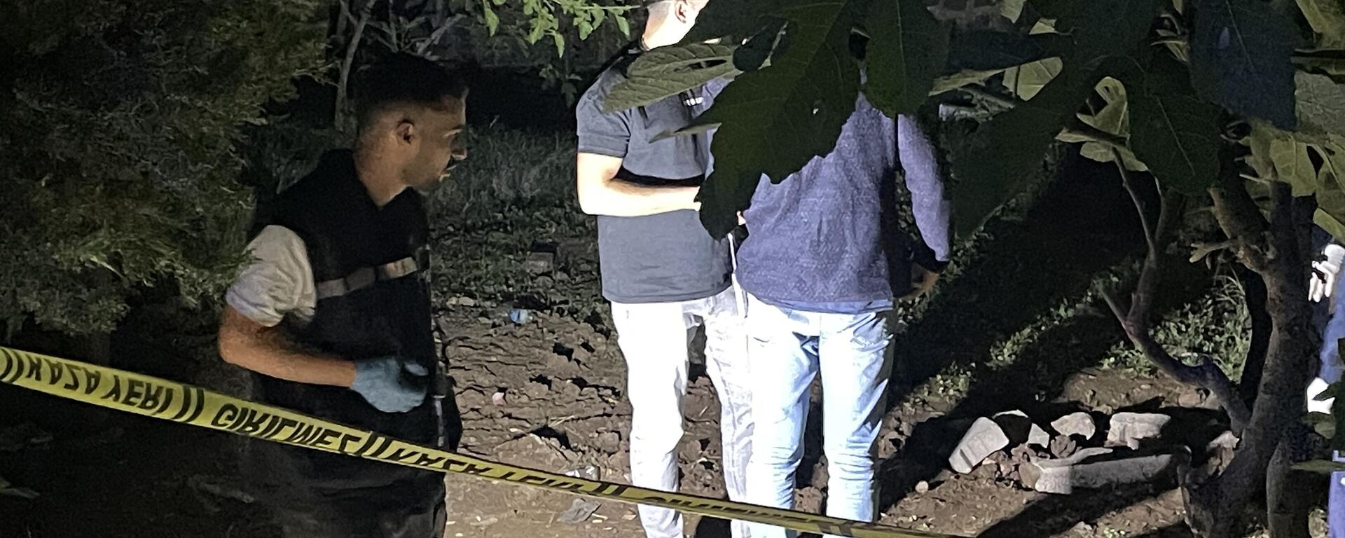 Şanlıurfa’nın Siverek ilçesinde bir caminin bahçesine gömülmüş yeni doğan erkek bebek cesedi bulundu - Sputnik Türkiye, 1920, 23.10.2025