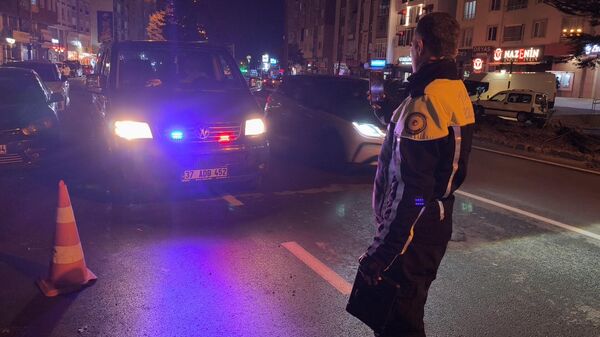 Kütahya'da usulsüz çakar lamba kullanan aracın sürücüsüne ve sahibine ceza kesildi - Sputnik Türkiye